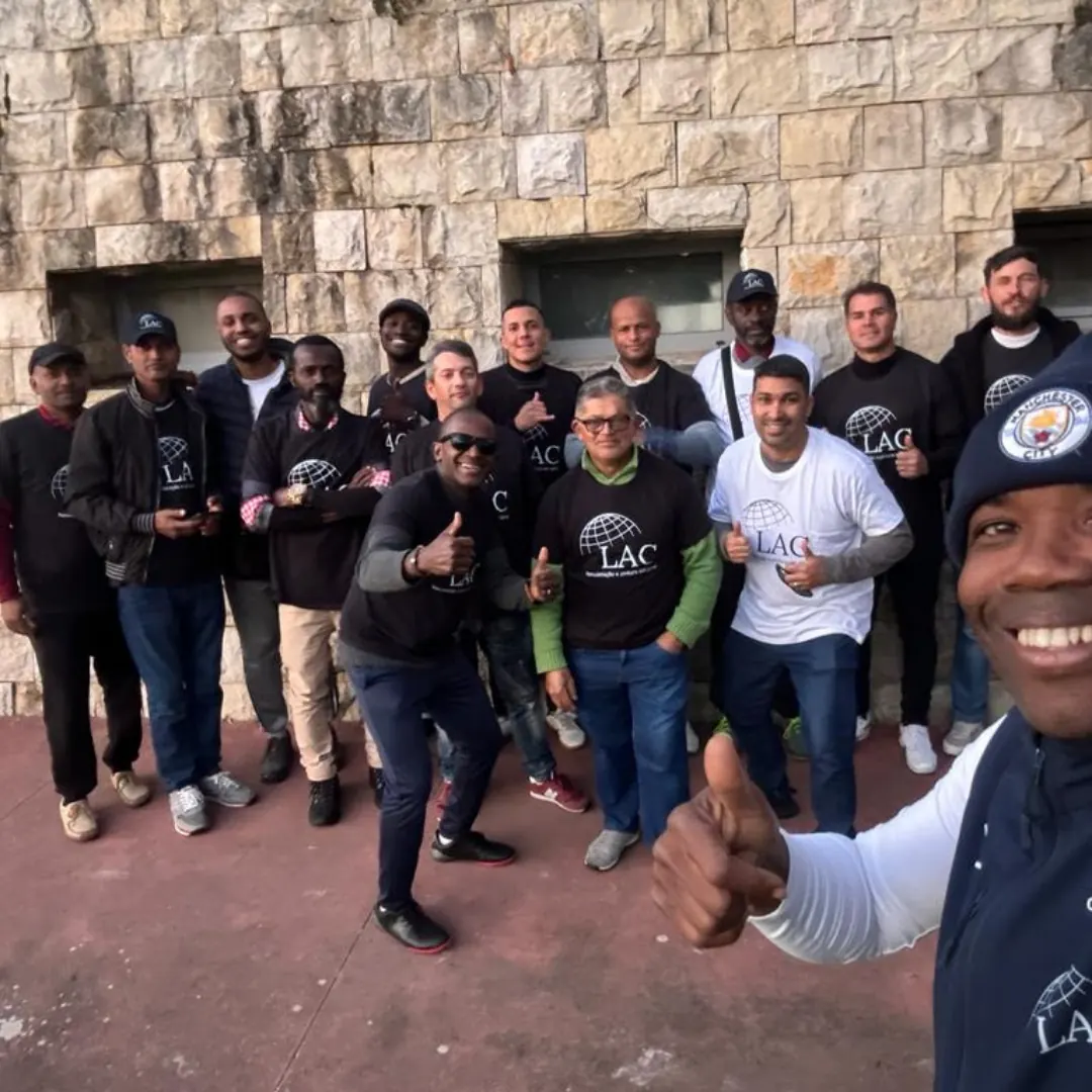 Equipa da LAC reunida, com t-shirts e bonés da marca