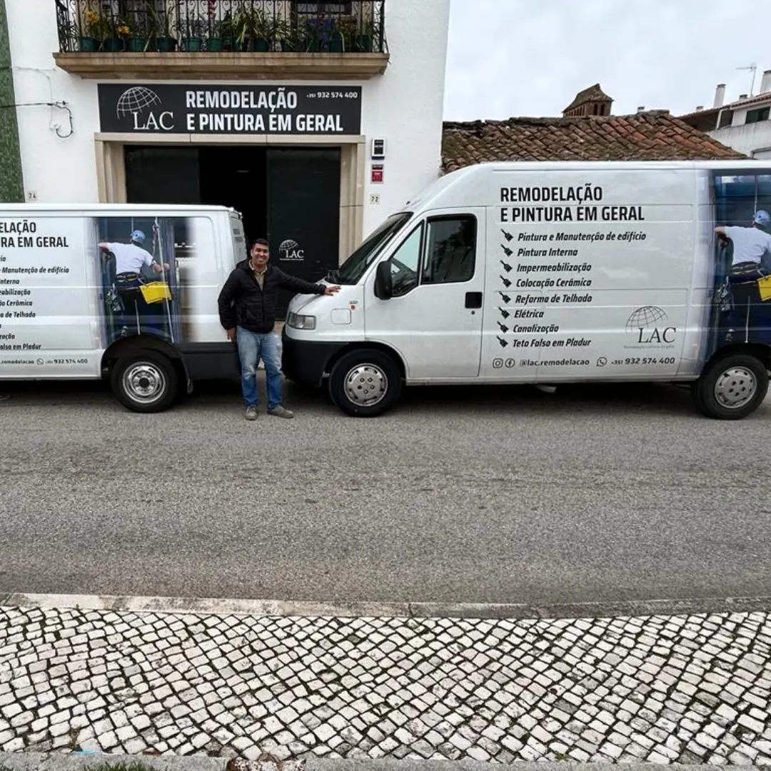 Luiz António da Conceição junto às viaturas da LAC, em frente ao escritório no Entroncamento