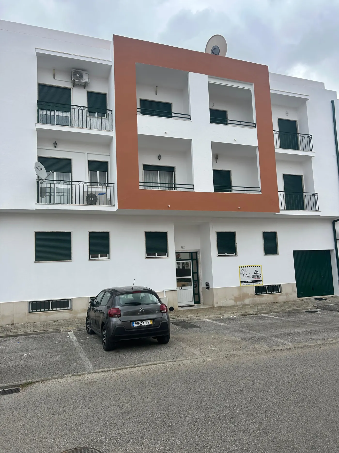 Fachada de edifício residencial em Entroncamento concluída pela LAC