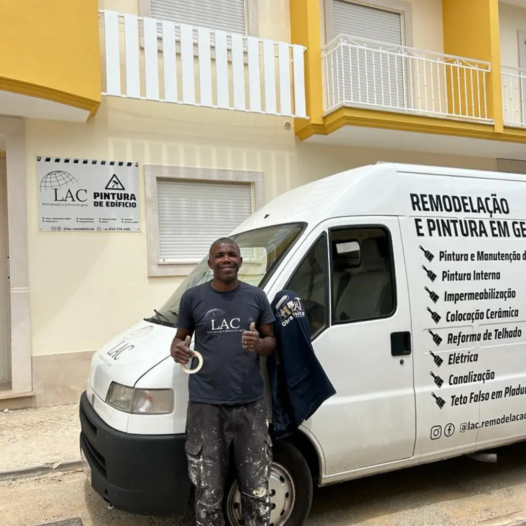 Colaborador da LAC junto à viatura de trabalho, equipado com material de pintura e segurança
