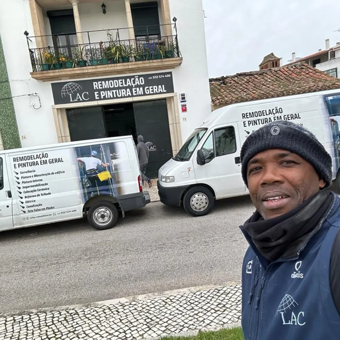 Viaturas da LAC estacionadas junto ao escritório, com a lista de serviços